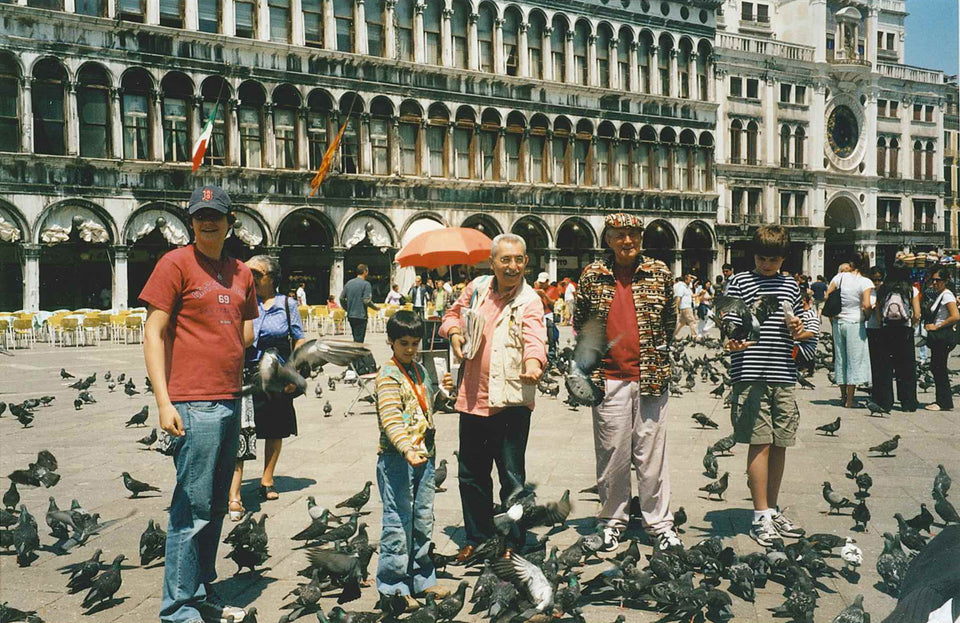 Giulietto con Lorenzo, Evgenij Evtushenko, famoso poeta russo e i suoi due ultimi figli - Venezia, 2004