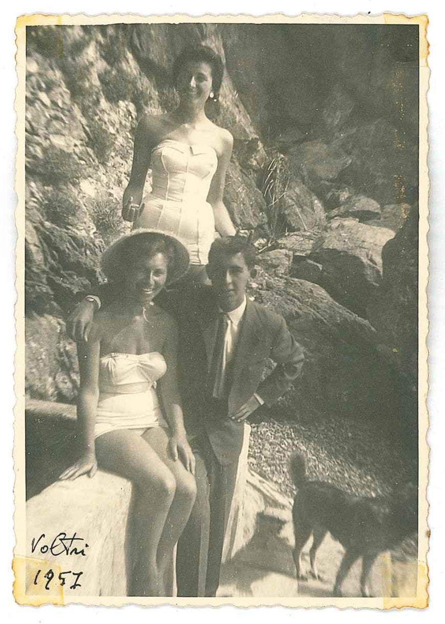 Giulietto con due amiche - Voltri, 1957