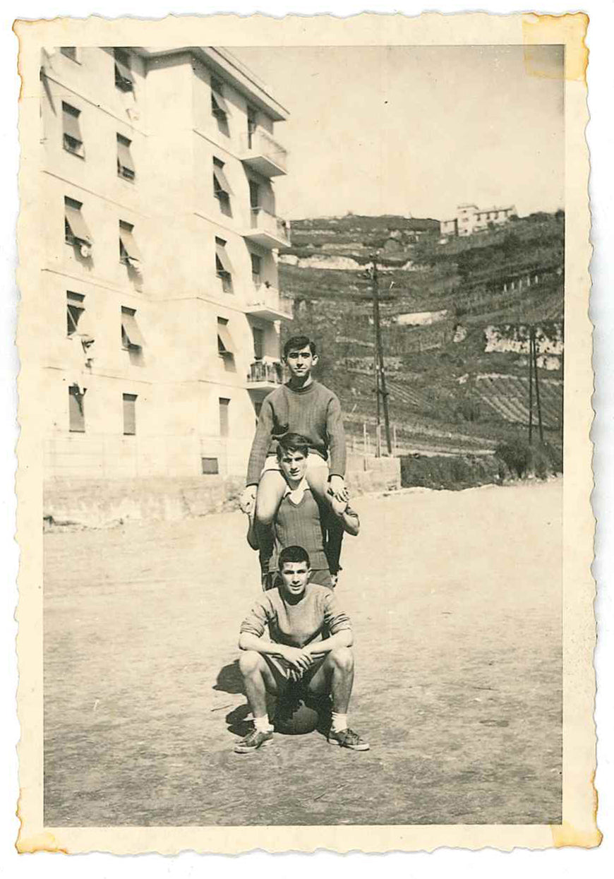 Giulietto con due amici - Cornigliano, 1958