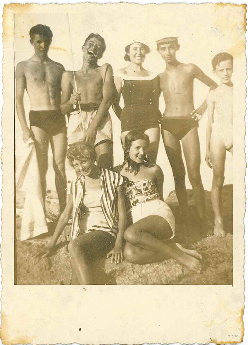 Giulietto al mare con amici -Genova, anni '50
