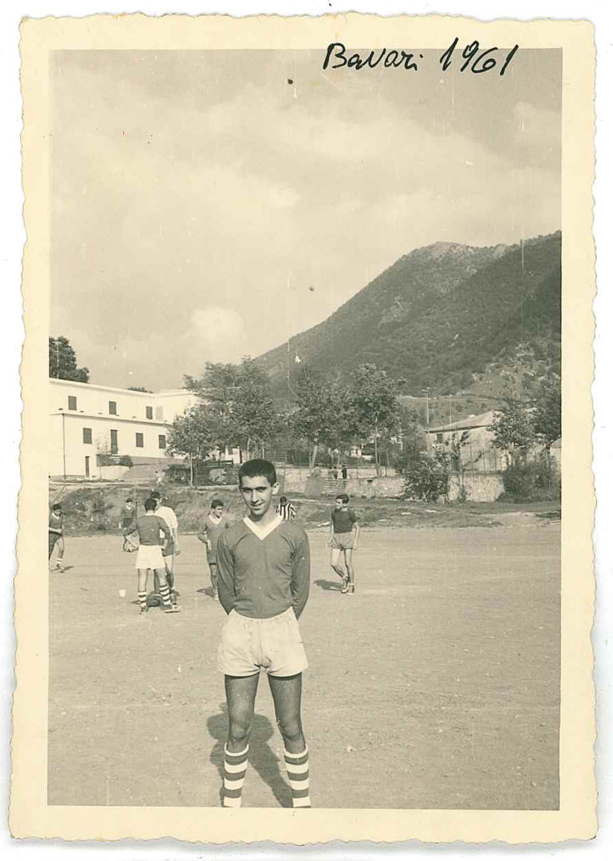 Giulietto durante una partita di calcio - Bavari, 1961