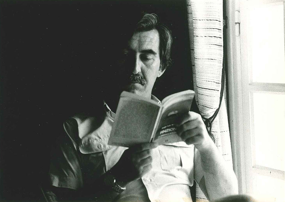 Giulietto impegnato nella lettura di un libro - Mosca, fine anni '80