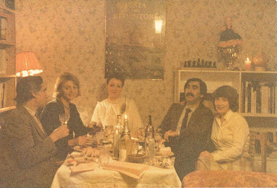 Vicino a Giulietto Nina Ambarzumova. Dall'altra parte del tavolo Evgenij Ambarzumov, marito di Nina, illustre accademico e professore universitario - Mosca, anni '80