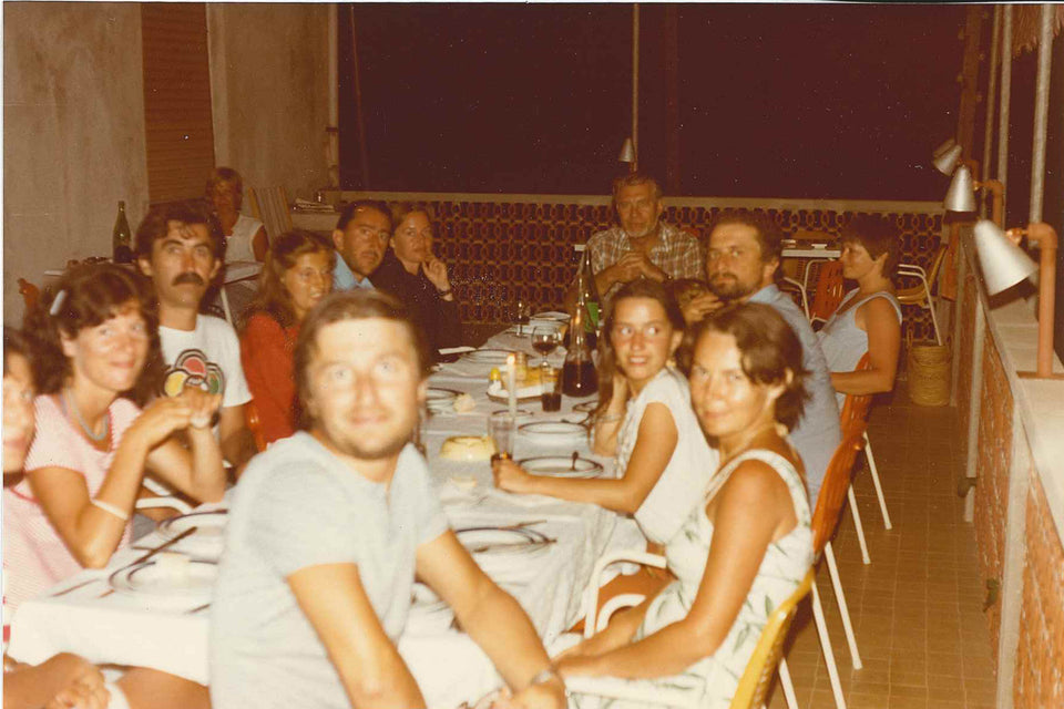 Vicino a Fiammetta si vede Renato Carpi, e vicino a Giulietto, vestita di rosso Rita Bonica - Paxos, Grecia, anni '80