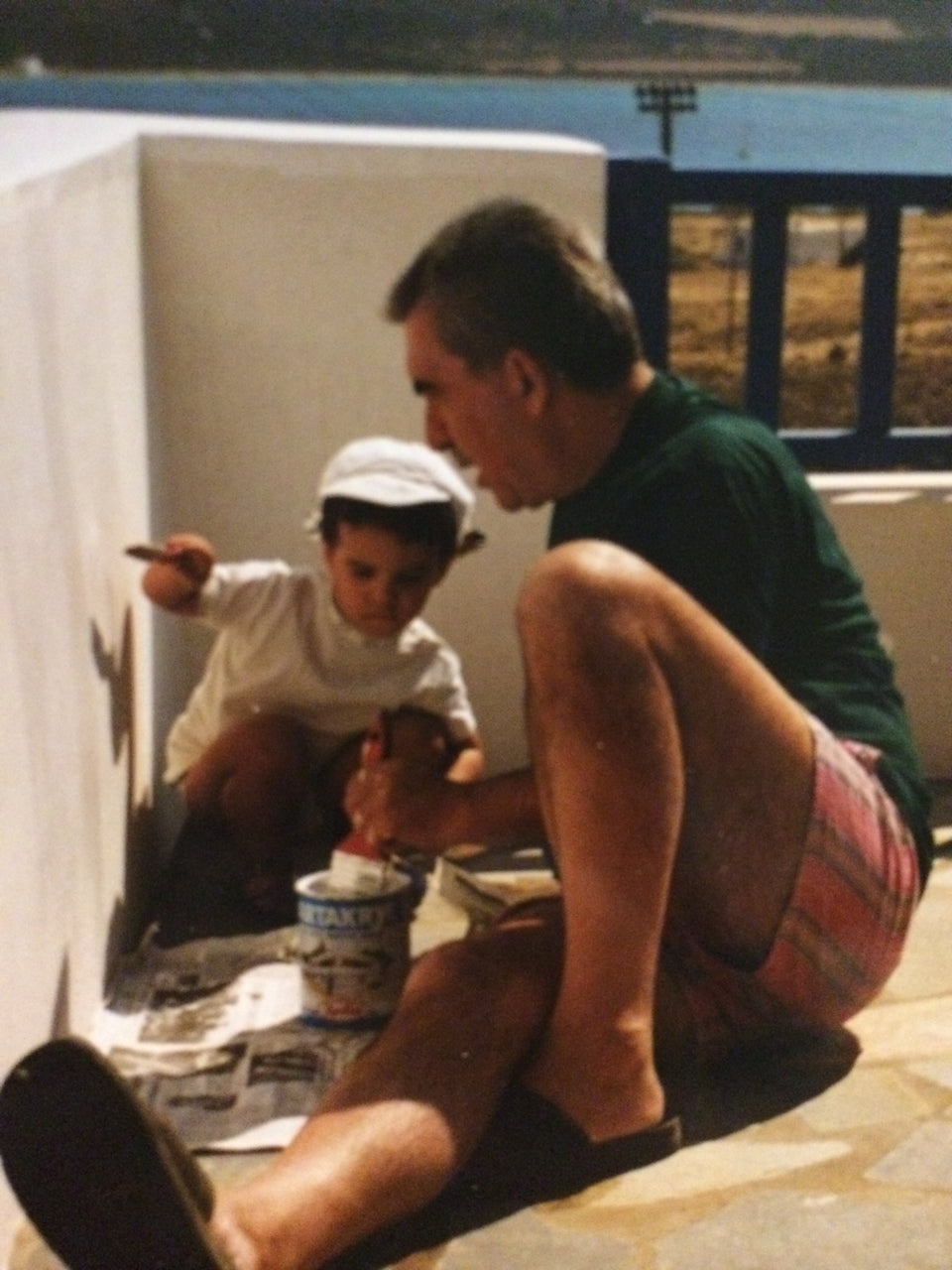 Giulietto dipinge con Lorenzo - Antiparos, 1999